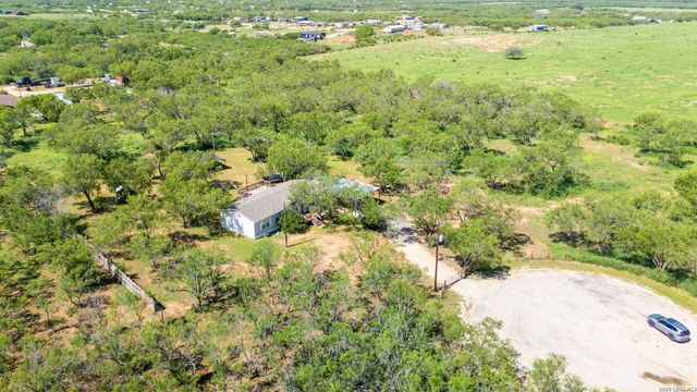 160 County Road 2664, Devine, TX 78016