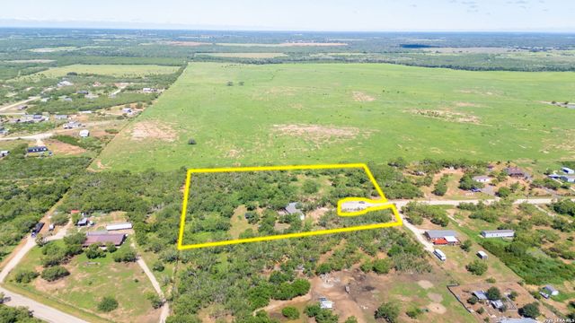 160 County Road 2664, Devine, TX 78016