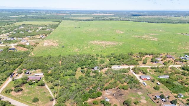 160 County Road 2664, Devine, TX 78016