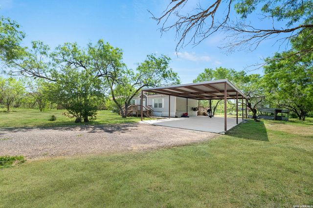 160 County Road 2664, Devine, TX 78016