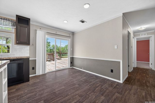 160 County Road 2664, Devine, TX 78016