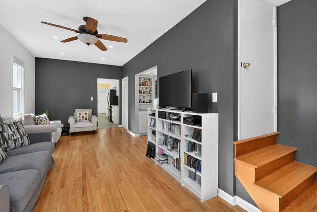 18 S Hudson Street, Westmont, IL 60559