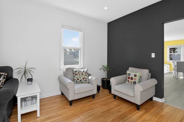 18 S Hudson Street, Westmont, IL 60559