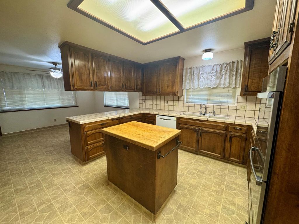 Image 5 of property listing at 17617 W Belmont Avenue, Kerman, CA 93630