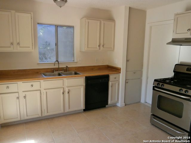 108 Green Meadows St, Converse, TX 78109