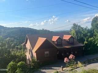 964 Village Loop Road, Gatlinburg, TN 37738