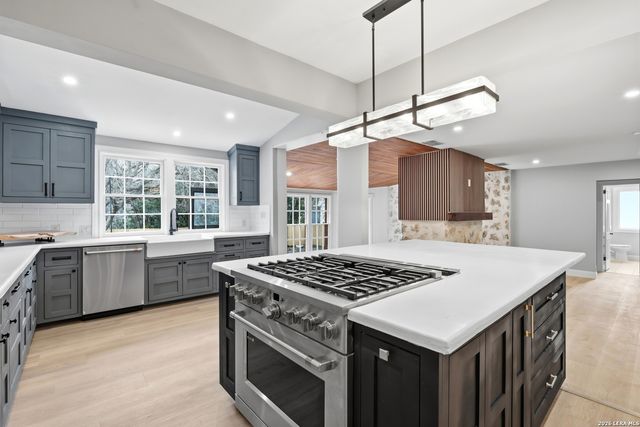 227 E Sunset Rd, San Antonio, TX 78209