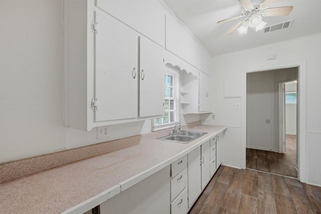 1105 W Hull Street, Denison, TX 75020