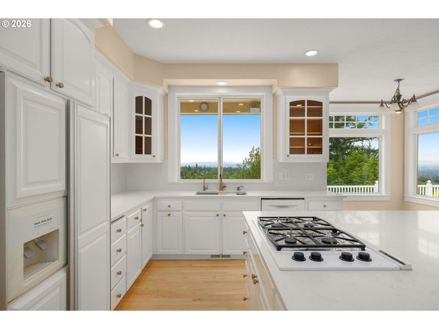 2215 Nw CRESTVIEW Way, Portland, OR 97229