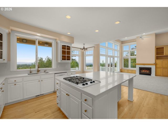 2215 Nw CRESTVIEW Way, Portland, OR 97229
