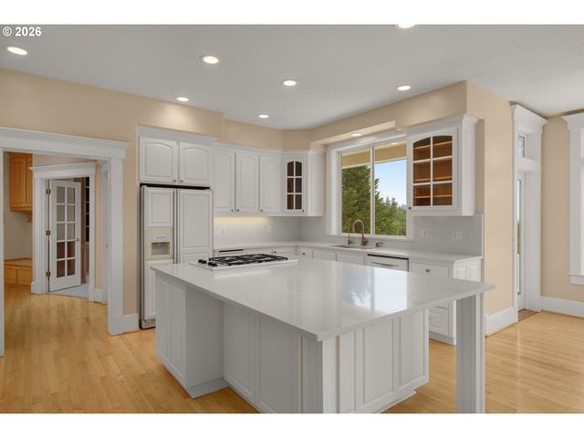2215 Nw CRESTVIEW Way, Portland, OR 97229