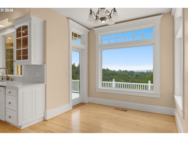 2215 Nw CRESTVIEW Way, Portland, OR 97229