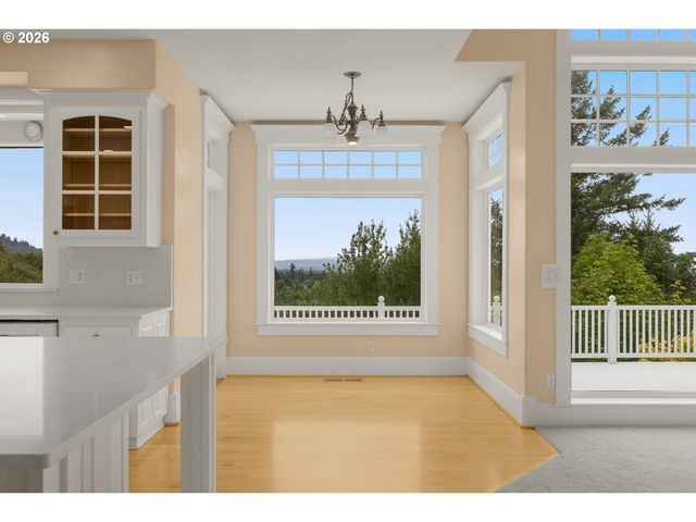 2215 Nw CRESTVIEW Way, Portland, OR 97229