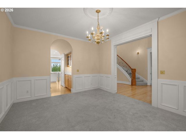 2215 Nw CRESTVIEW Way, Portland, OR 97229