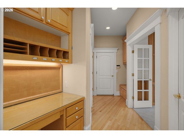 2215 Nw CRESTVIEW Way, Portland, OR 97229