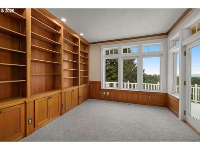 2215 Nw CRESTVIEW Way, Portland, OR 97229