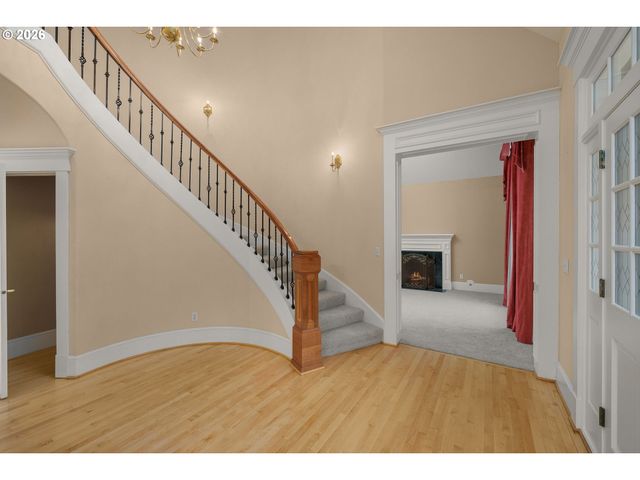 2215 Nw CRESTVIEW Way, Portland, OR 97229