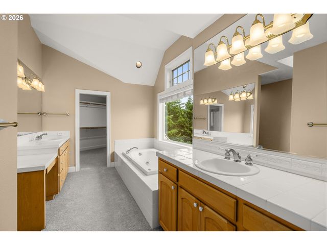 2215 Nw CRESTVIEW Way, Portland, OR 97229