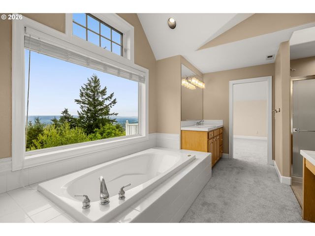 2215 Nw CRESTVIEW Way, Portland, OR 97229
