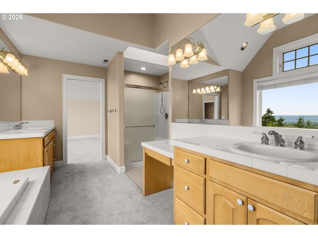 2215 Nw CRESTVIEW Way, Portland, OR 97229