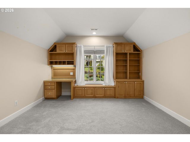 2215 Nw CRESTVIEW Way, Portland, OR 97229