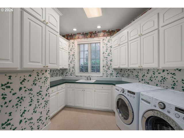 2215 Nw CRESTVIEW Way, Portland, OR 97229