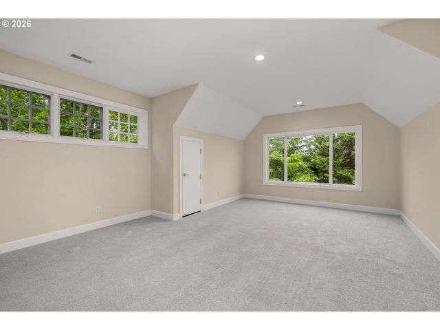 2215 Nw CRESTVIEW Way, Portland, OR 97229
