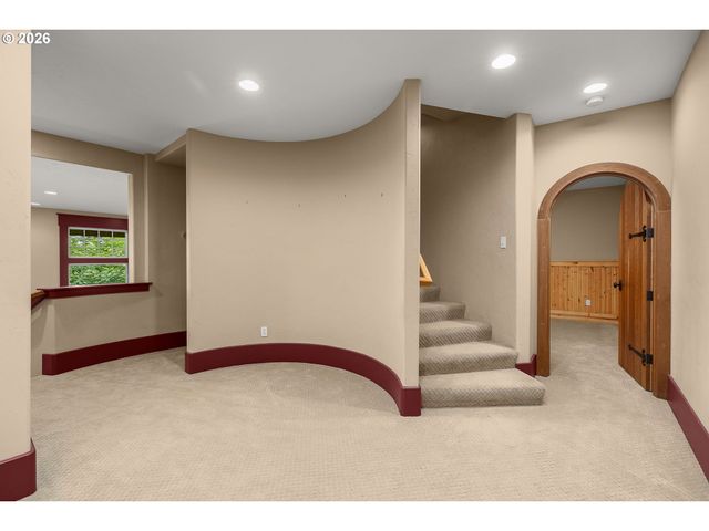 2215 Nw CRESTVIEW Way, Portland, OR 97229