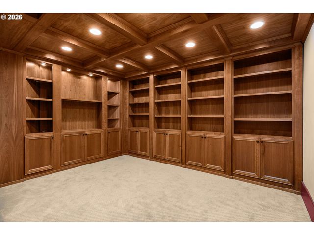 2215 Nw CRESTVIEW Way, Portland, OR 97229