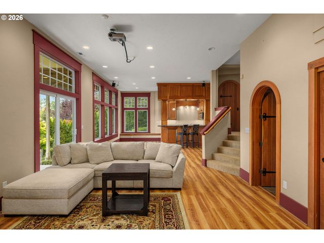 2215 Nw CRESTVIEW Way, Portland, OR 97229