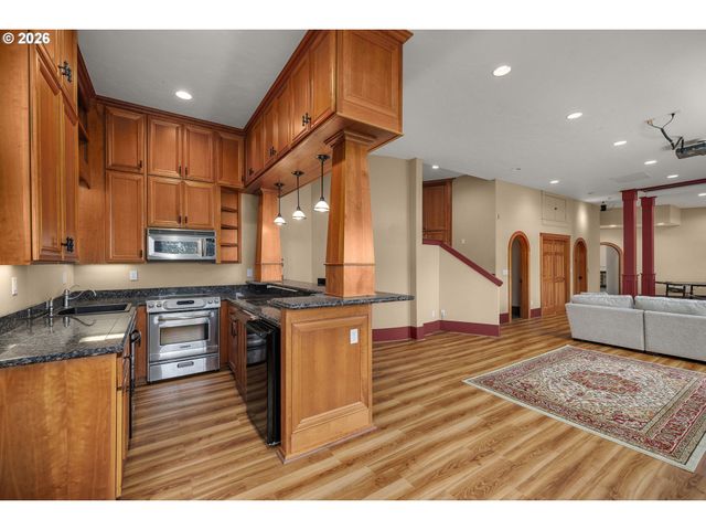 2215 Nw CRESTVIEW Way, Portland, OR 97229