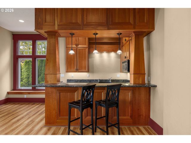 2215 Nw CRESTVIEW Way, Portland, OR 97229
