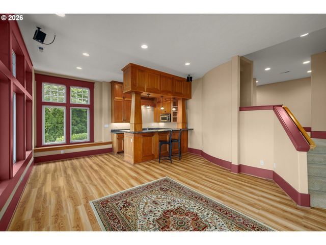 2215 Nw CRESTVIEW Way, Portland, OR 97229