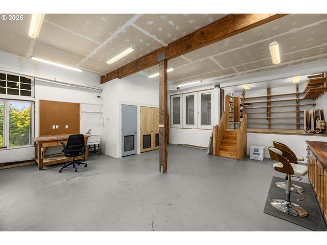 2215 Nw CRESTVIEW Way, Portland, OR 97229