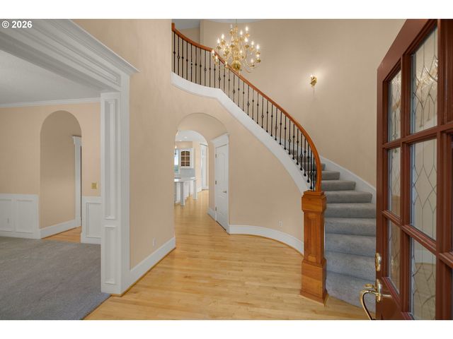 2215 Nw CRESTVIEW Way, Portland, OR 97229