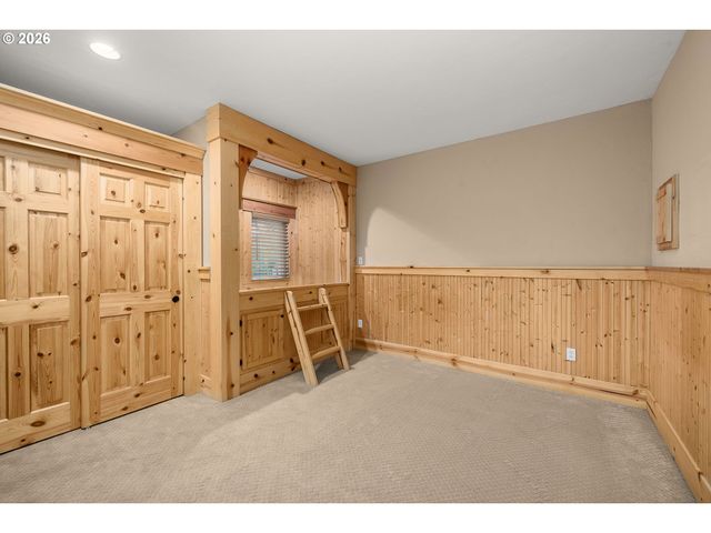2215 Nw CRESTVIEW Way, Portland, OR 97229