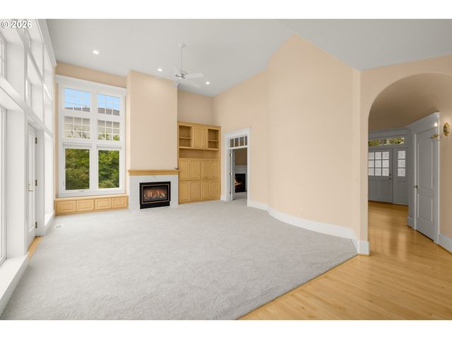 2215 Nw CRESTVIEW Way, Portland, OR 97229