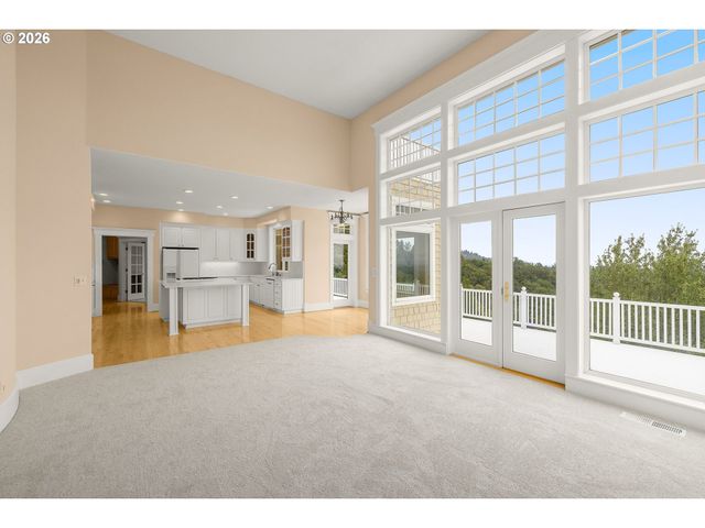 2215 Nw CRESTVIEW Way, Portland, OR 97229