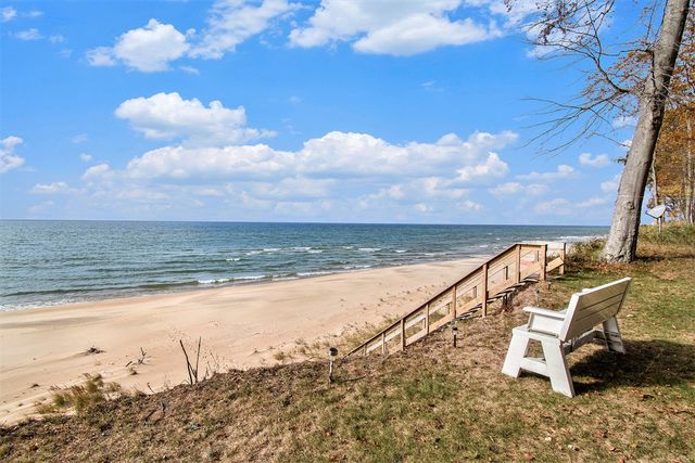 2013 N Scenic Drive, Muskegon, MI 49445