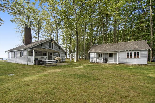 2013 N Scenic Drive, Muskegon, MI 49445