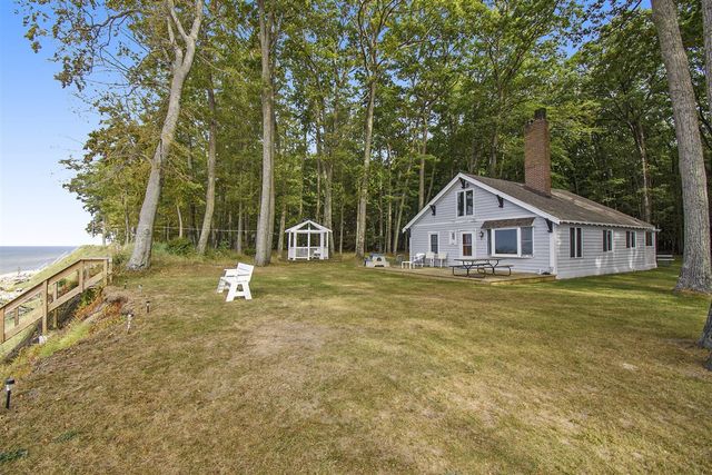2013 N Scenic Drive, Muskegon, MI 49445