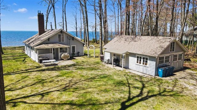 2013 N Scenic Drive, Muskegon, MI 49445
