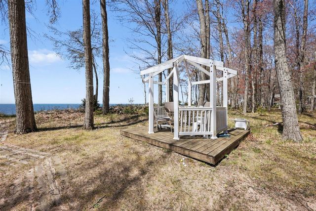 2013 N Scenic Drive, Muskegon, MI 49445