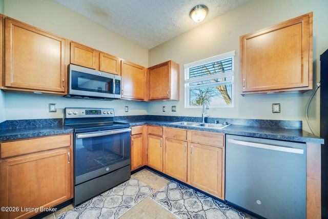 9702 River Trail Dr, Louisville, KY 40229