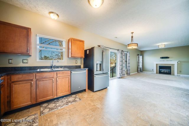 9702 River Trail Dr, Louisville, KY 40229