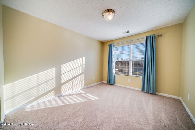 9702 River Trail Dr, Louisville, KY 40229