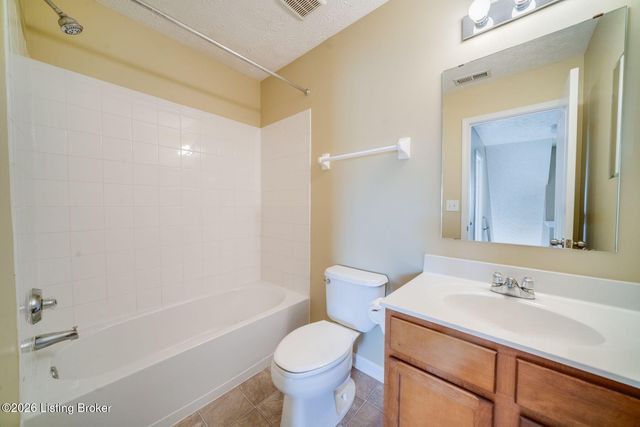 9702 River Trail Dr, Louisville, KY 40229