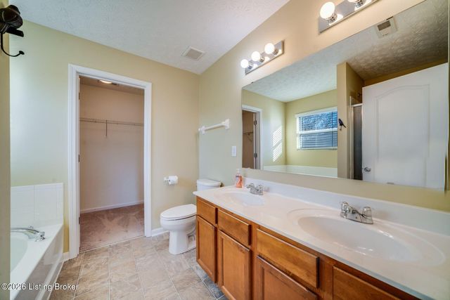 9702 River Trail Dr, Louisville, KY 40229