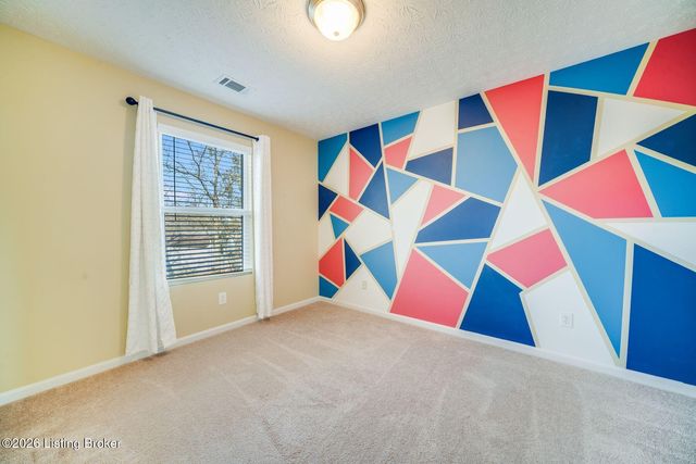 9702 River Trail Dr, Louisville, KY 40229