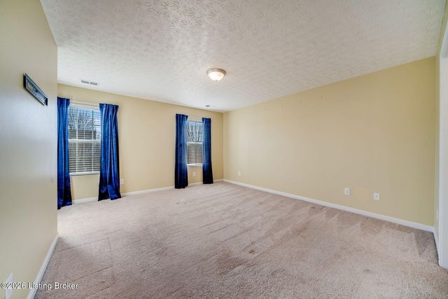 9702 River Trail Dr, Louisville, KY 40229